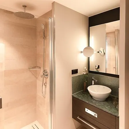 Leonardo Royal Hotel 4*